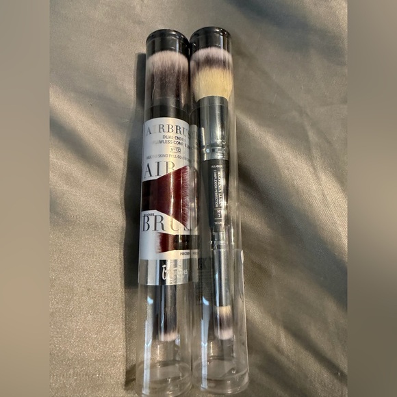 it cosmetics Other - IT Cosmetics Dual-Ended Makeup Brush - Silver and White